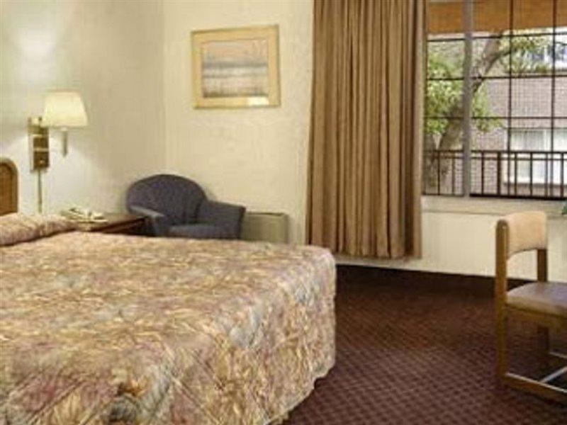Rodeway Inn & Suites Denver Room photo